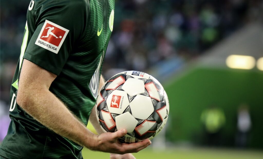 Fußballspieler, der Ball hält