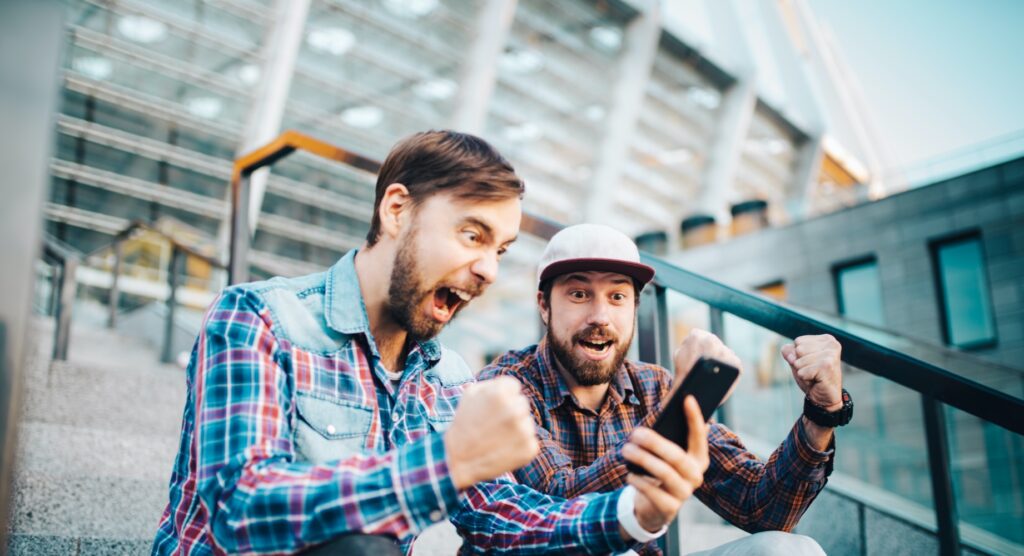 Zwei Freunde, die gewinnende Wette feiern