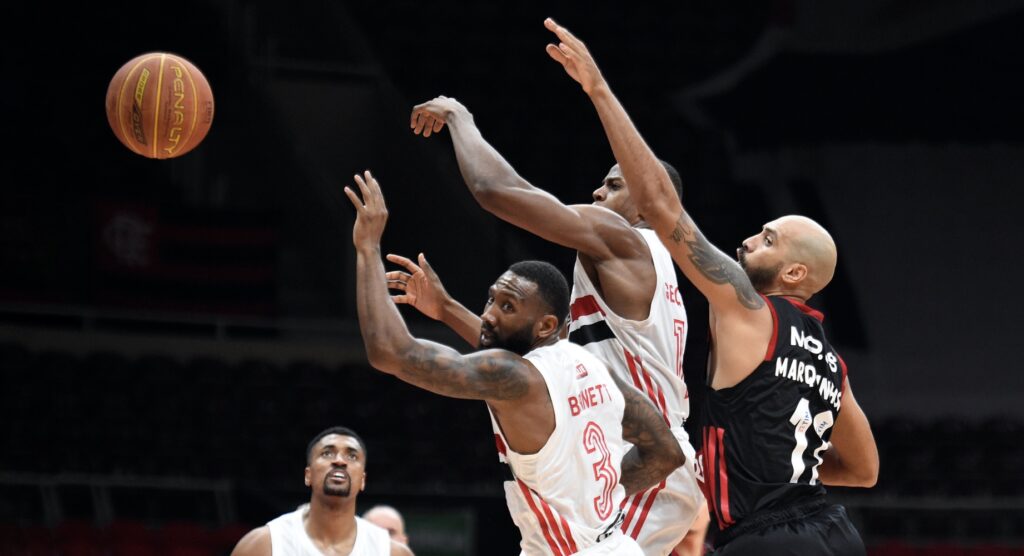 Giocatore di basket che prende un colpo