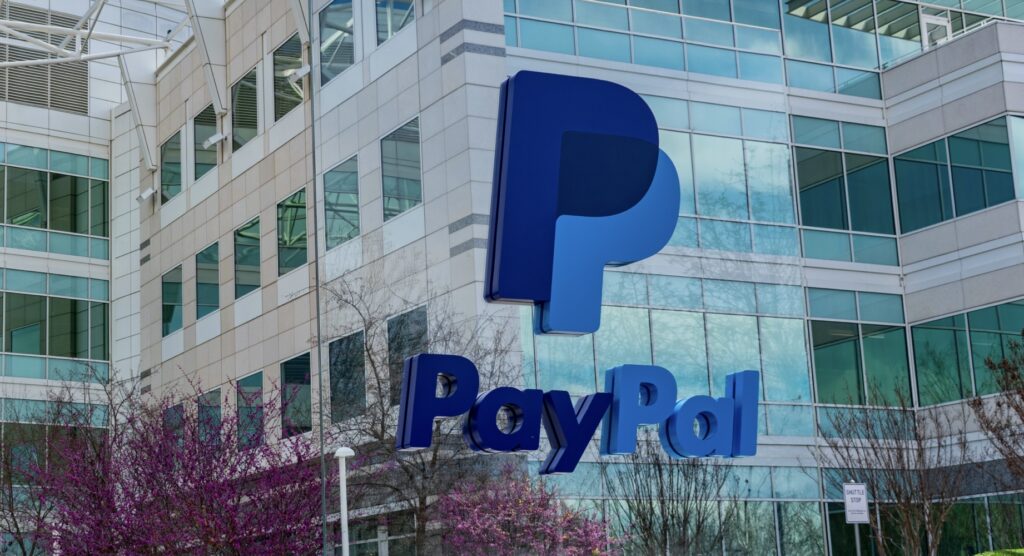 Logo PayPal e segno davanti alla sede centrale di PayPal Holdings