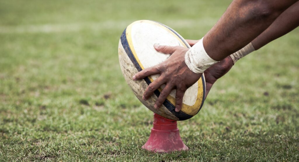 Giocatore di rugby che mette palla sul tee