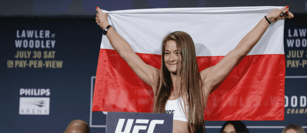 Karolina Kowalkiewicz holding the Polish flag