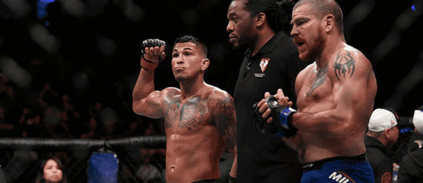 Anthony Pettis defeats Jim Miller