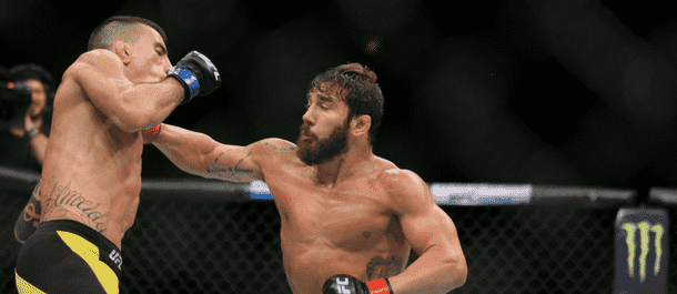 Jimmie Rivera strikes Thomas Almeida