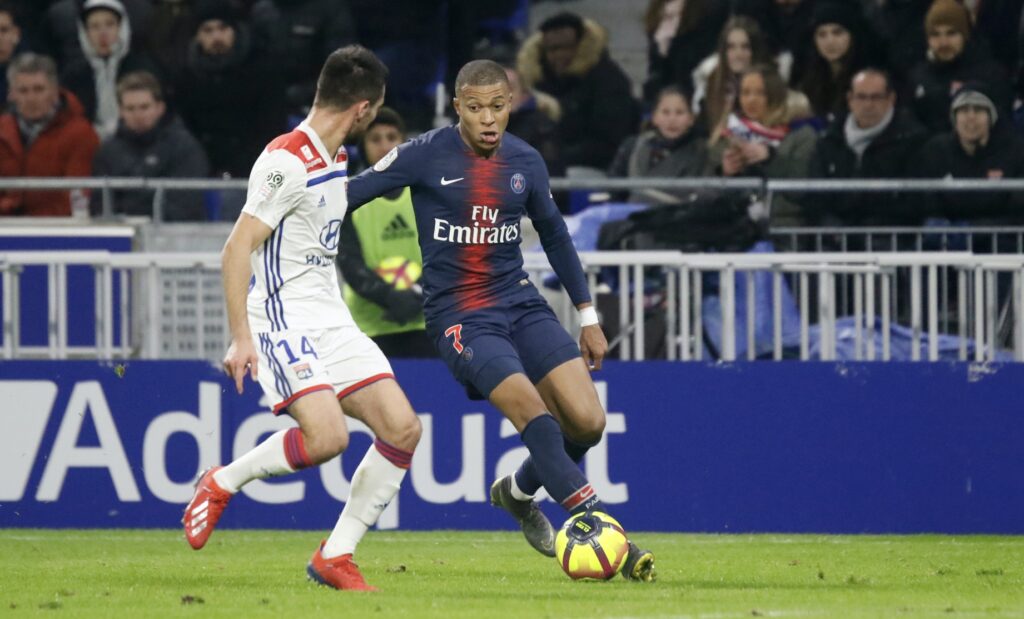 Kylian Mbappé dribblng during Ligue 1 match