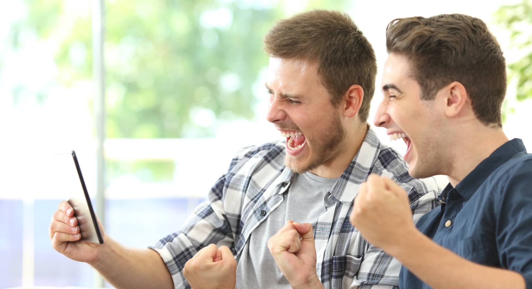 Due amici che celebrano la scommessa vincente