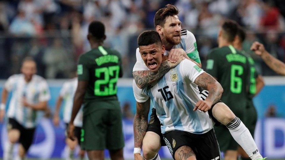 Argentina hit a late winner to beat Nigeria 2-1